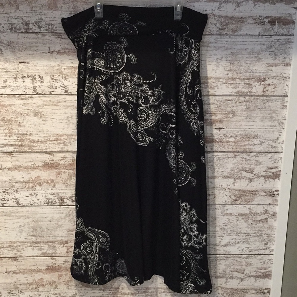 Roz & Ali Black and White Floral Flowey Maxi Skirt